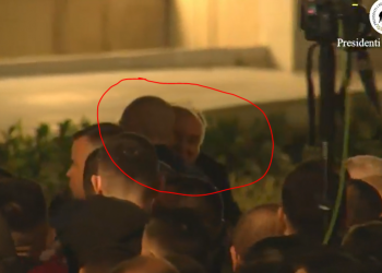 Ilir Meta puthet e përqafohet me Fahri Balliun pas protestës