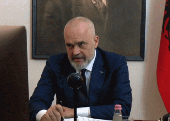 Rama: Ndalohen pensionistët të dalin jashtë dhe ecjet dyshe në rrugë, madje edhe kur janë burrë e grua
