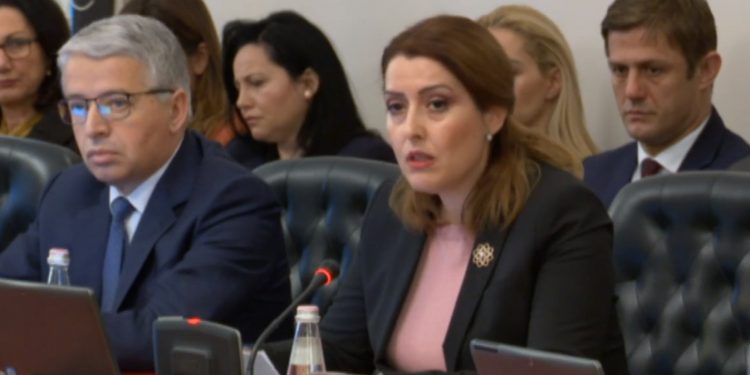 Dy raste me koronavirus në Shqipëri, ministrja e Shëndetësisë tregon si u zbuluan babë e bir