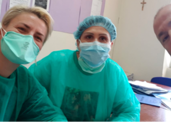 Njihuni me tre doktorët që kanë lënë familjet për të shërbyer në karantinë