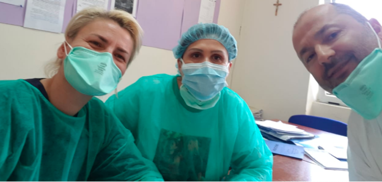 Njihuni me tre doktorët që kanë lënë familjet për të shërbyer në karantinë