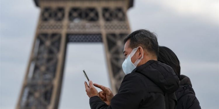 Koronavirusi: Franca mbyll dyqanet e restorantet, apelon që njerëzit të rrinë në shtëpi