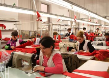 Koronavirusi, mbyllen fasoneritë dhe call centerat