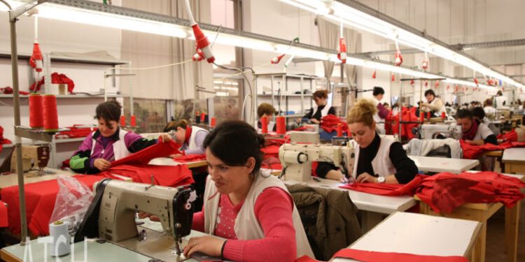 Koronavirusi, mbyllen fasoneritë dhe call centerat