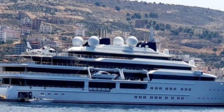 Koronavirusi, dy jahte në Sarandë nuk lejohet të furnizohen me karburant. Në njërin prej tyre ishte Noizy (VIDEO)