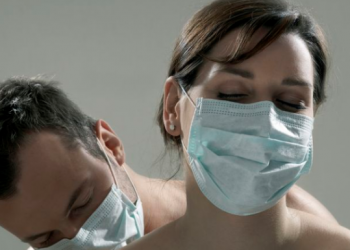 Dashuri në kohën e koronavirusit. A duhet të takohemi me personin që pëlqejmë?