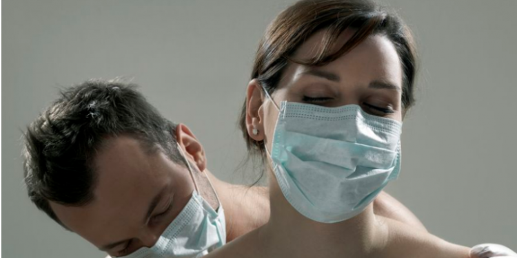 Dashuri në kohën e koronavirusit. A duhet të takohemi me personin që pëlqejmë?