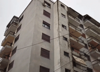 Çifti i bashkëshortëve del pozitiv me COVID-19, bashkia dezinfekton pallatin