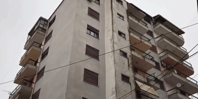 Çifti i bashkëshortëve del pozitiv me COVID-19, bashkia dezinfekton pallatin