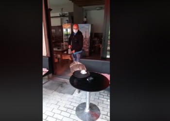 Frika nga koronavirusi ‘mbërthen’ shqiptarët, kamerieri shërben kafen me lopatë dhe maskë (VIDEO)