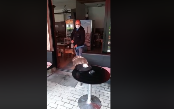 Frika nga koronavirusi ‘mbërthen’ shqiptarët, kamerieri shërben kafen me lopatë dhe maskë (VIDEO)