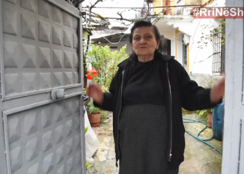 ‘Zoti i bekoftë kush shikon pleqtë’, Bashkia Gjirokastër vijon shpërndarjen e ndihmave (VIDEO)