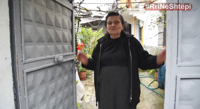 ‘Zoti i bekoftë kush shikon pleqtë’, Bashkia Gjirokastër vijon shpërndarjen e ndihmave (VIDEO)