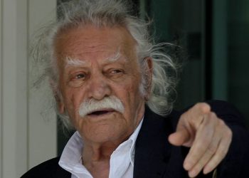 Heroi i luftës që “shkundi” Parlamentin grek me fjalimin historik për shqiptarët, ja kush ishte Manolis Glezos (VIDEO)