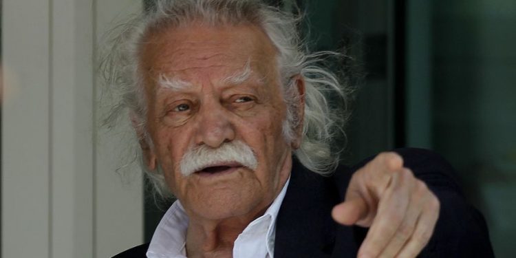 Heroi i luftës që “shkundi” Parlamentin grek me fjalimin historik për shqiptarët, ja kush ishte Manolis Glezos (VIDEO)