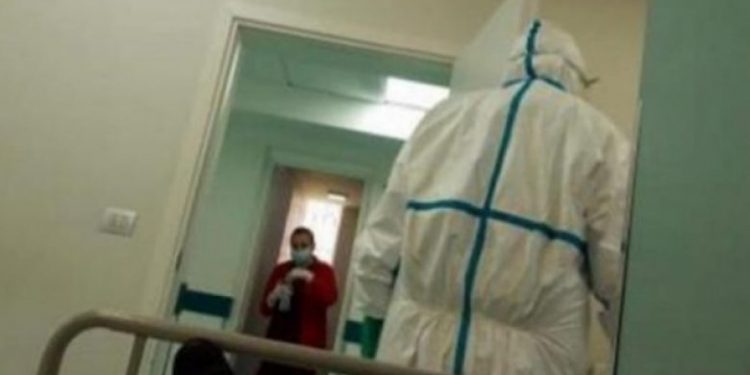 Koronavirusi në Shqipëri/ Detaje të reja, djali infektoi babanë