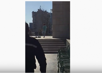 Thyerja e karantinës/ Polici i shkon për kontroll, qytetari kërcen me muzikë latine (VIDEO)