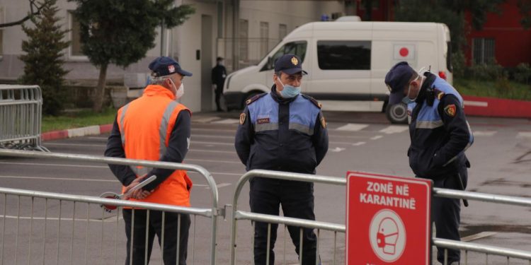Koronovirusi në Shqipëri, spitali infektiv futet në karantinë, shihni çfarë ndodh (FOTO)