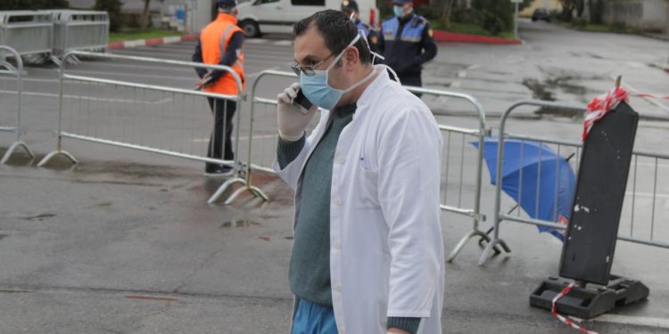 Koronovirusi në Shqipëri, spitali infektiv futet në karantinë, shihni çfarë ndodh (FOTO)
