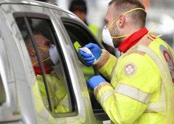 Koronavirusi, Franca mbyll shkollat, Macron: 70-vjeçarët të mos dalin jashtë