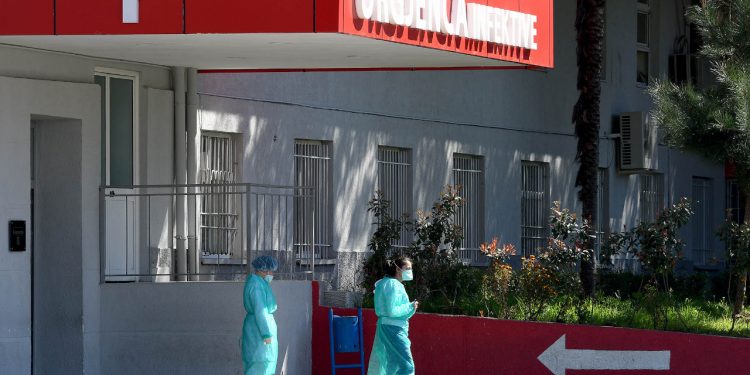 Si është të jesh i prekur nga koronavirusi, flet 54-vjeçari: Një grip pak më i rëndë se i zakonshmi