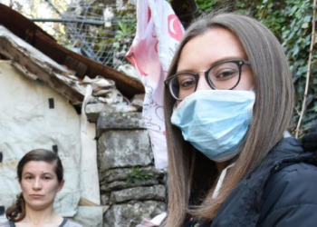 Emergjenca nga Covid-19 në Gjirokastër/ Njihuni me studenten që ndihmon vullnetarisht të moshuarit dhe njerëzit në nevojë