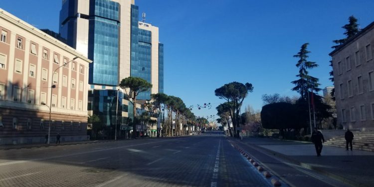 Koronavirusi, Tirana një qytet “i vdekur”, rrugët bosh (FOTO)