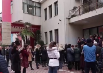 Shqipëria në karantinë, të gjithë shkojnë drejt supermarketeve