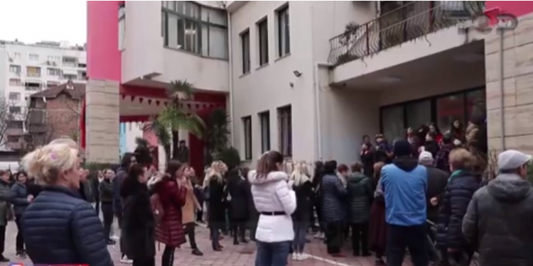 Shqipëria në karantinë, të gjithë shkojnë drejt supermarketeve