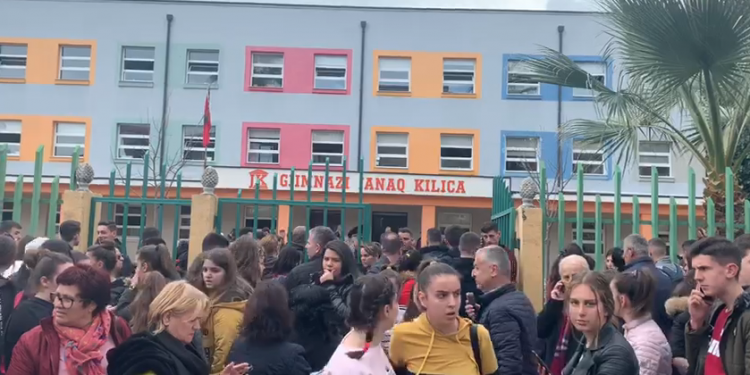 Helmimi në gjimnaz, policia procedon penalisht një nxënës