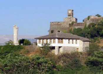 ‘Liria’, shkolla e parë shqipe në Gjirokastër. Ja cili ishte mësuesi dhe drejtori i parë i saj