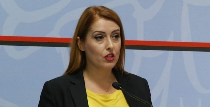 Ministrja e Shëndetësisë thirrje Lulzim Bashës: Jeni burrë, prind dhe bir i një familjeje. Mos ua prishni gjakun shqiptarëve duke hapur panik e folur hava