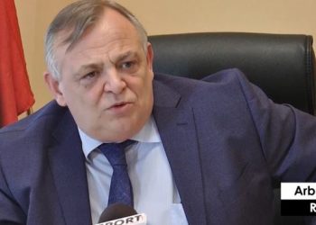 Mjeku Arben Gjata tregon si përhapet koronavirusi: Për çdo të konfirmuar si pozitiv duhen llogaritur 5 të prekur