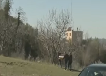 Dramatike/ Shihni si bëhen varrimet në Shqipëri në kohën e koronavirusit (VIDEO)