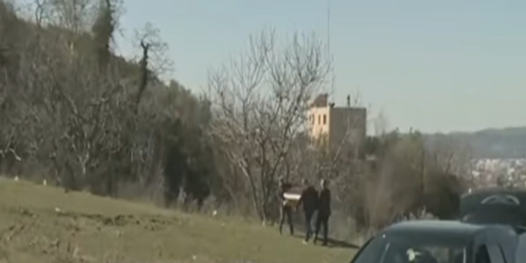 Dramatike/ Shihni si bëhen varrimet në Shqipëri në kohën e koronavirusit (VIDEO)