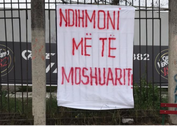 Gjirokastra në karantinë, ’18 Shtatori’ mbushet me banderola (FOTO)