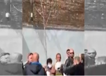 Karantina nga koronavirusi, plas sherr masiv për bukë në Korçë (VIDEO)