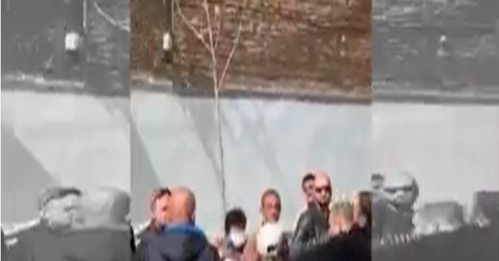 Karantina nga koronavirusi, plas sherr masiv për bukë në Korçë (VIDEO)