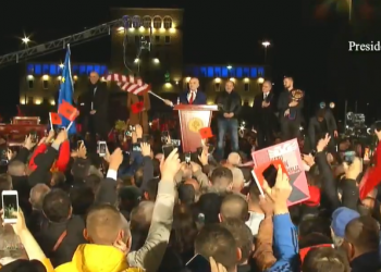 Meta me flamur amerikan në dorë, reagon ambasadorja e SHBA: U befasova, ne s’kemi asnjë lidhje me manifestimin