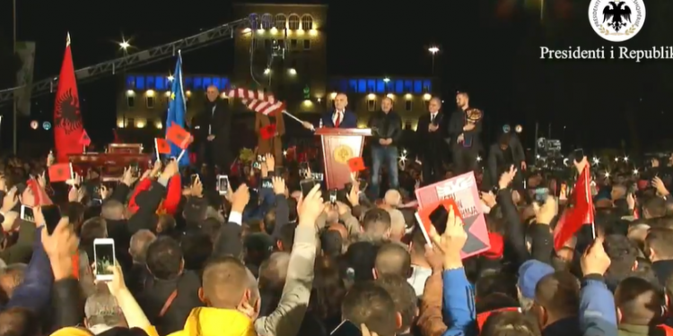 Meta me flamur amerikan në dorë, reagon ambasadorja e SHBA: U befasova, ne s’kemi asnjë lidhje me manifestimin