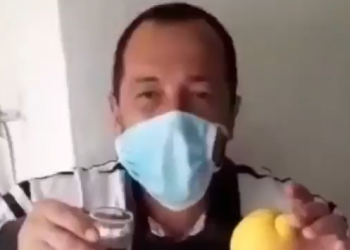 Raki dhe limon, burri nga Gjirokastra zbulon ilaçin për koronavirusin, shihni pamjet (VIDEO)