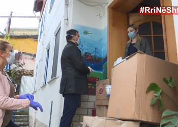 Emergjenca nga Covid-19, ministri Çuçi ndihma për shtëpinë e fëmijëve jetimë në Gjirokastër (VIDEO)