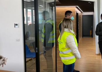 Gjirokastër, gjobitet një bar-kafe në ’18 Shtatori’. Qëndronte hapur kur gjithë Shqipëria është në karantinë