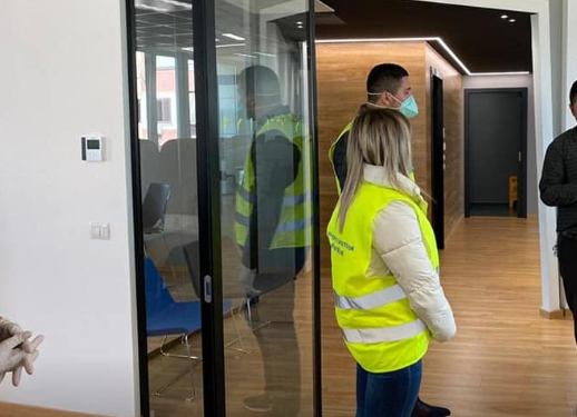 Gjirokastër, gjobitet një bar-kafe në ’18 Shtatori’. Qëndronte hapur kur gjithë Shqipëria është në karantinë