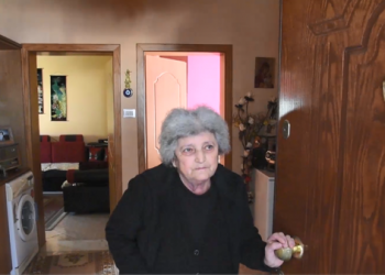 Vajza i jeton në Japoni, e moshuara e vetmuar në Gjirokastër kërkon ndihmë, bashkia i çon ushqime dhe ilaçe (VIDEO)