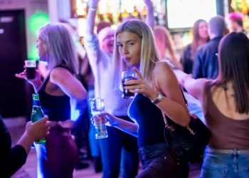 Ka edhe nga ata që sfidojnë koronavirusin, ‘rebelët’ e Anglisë festojnë në pub (FOTO)