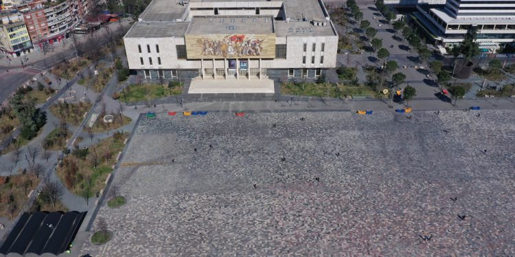 Shqipëria në karantinë, nga nesër mbyllen lokalet në të gjithë vendin