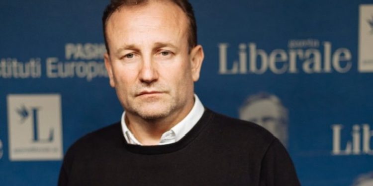 Zbardhet mbrojtja e Henri Çilit në Gjykatën e Përmetit: Kam në pronësi studio ligjore. Avokati Vishaj: Nuk mund t’i atribuohet ndikimi i paligjshëm si vepër penale