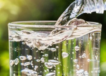 “Të pish ujë çdo 15 minuta vret koronavirusin”, mekët sqarojnë të vërtetën