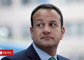 Beteja me Covid-19, kryeministri i Irlandës vesh bluzën e bardhë, i rikthehet profesionit të mjekut